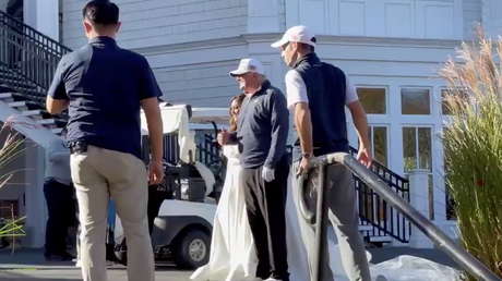 VIDEO: Trump se toma una foto con recién casados tras un partido de golf mientras Biden celebra la victoria en las presidenciales