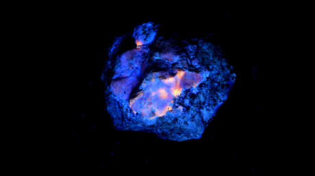 Descubren por qué la sodalita brilla en la oscuridad de forma natural