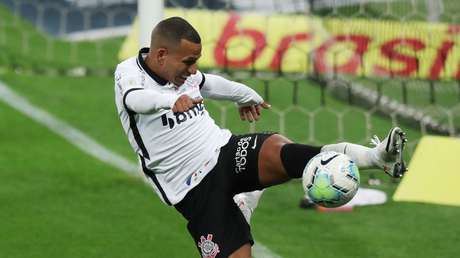 Un futbolista pierde 4 dientes en pleno partido y su compañero de equipo los junta y se los lleva al árbitro