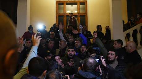 Armenia: Una multitud protesta en Ereván y asalta el Parlamento tras el anuncio del acuerdo de paz en Nagorno Karabaj (VIDEOS)