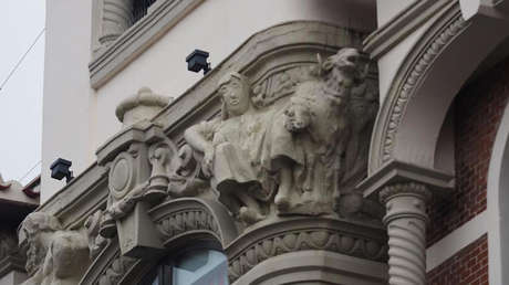 "Una más y montamos la ruta del Ecce homo": Twitter estalla ante la desastrosa restauración del relieve de un edificio de 1919 en España