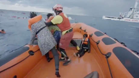 "¡He perdido a mi bebé!": El desesperado grito de una madre inmigrante tras naufragar en el Mediterráneo (VIDEO)