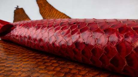 Desde billeteras hasta mascarillas: los productos que fabrica una familia peruana con un inusual material de desechos de la pesca