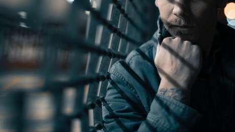 Un hombre que golpeaba y obligaba a comer sobre el inodoro a las dos hijas de su pareja logra eludir la prisión en España