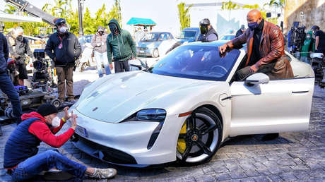 FOTO: Dwayne Johnson es "demasiado grande" para entrar en un Porsche y obliga a cambiar el rodaje de su nueva película