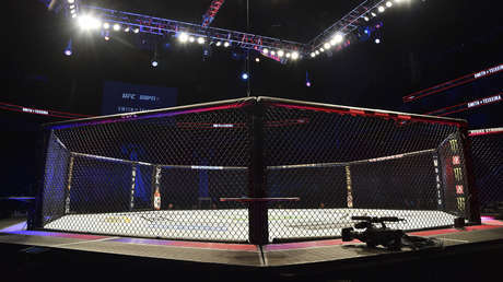 VIDEO: Luchador aficionado de MMA es noqueado hasta quedar inconsciente, pero el árbitro no para el combate y permite que siga recibiendo golpes