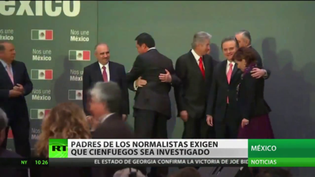 Padres de los normalistas desaparecidos en Ayotzinapa exigen que Cienfuegos sea investigado