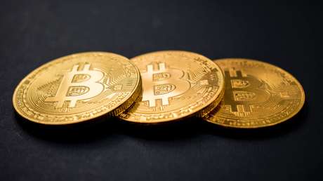 El precio del bitcóin sigue en alza: bate un récord de casi tres años y llega a menos de 400 dólares de su máximo histórico