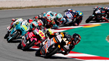 VIDEO: Un piloto queda de rodillas en medio de la pista tras caerse de la moto y evita por poco ser atropellado por otros motociclistas