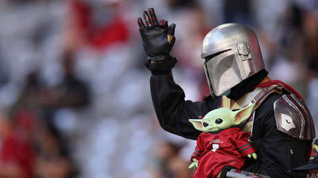 FOTO: Un hombre vestido con 'jeans' sale por error en el último capítulo de 'The Mandalorian' y le otorgan el grado de "almirante"