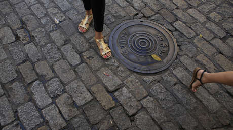 VIDEO: Un ladrón en Colombia intenta robar la tapa de una alcantarilla pero algo sale mal