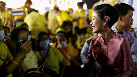 ¿Intrigas en la familia real de Tailandia? Se filtran fotos "explícitas" de la concubina oficial del rey