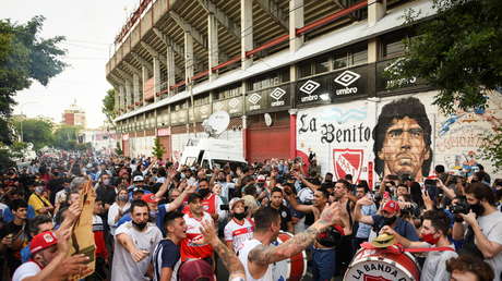 Maradona, el hombre inabarcable que ofrendó jirones de su vida