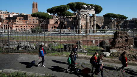 Una joven estadounidense devuelve a un museo de Roma una piedra que había robado