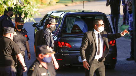 "Pido perdón a todos": Las disculpas de uno de los tres trabajadores funerarios que se tomaron fotos junto al cadáver de Maradona