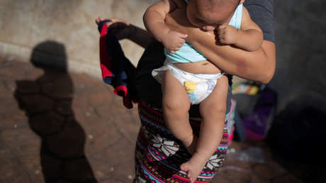 VIDEO: Una madre salva a su hijo de un año de un peligroso encuentro con un ciempiés venenoso gigante