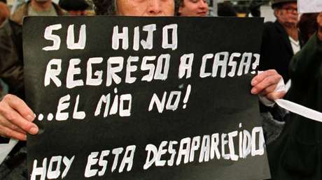 Alcaldesa de un municipio mexicano regala palas a mujeres que buscan a sus familiares desaparecidos