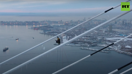 VIDEO: Alpinista limpia el hielo de un puente de más de 320 metros de altura tras fuertes lluvias heladas en Rusia