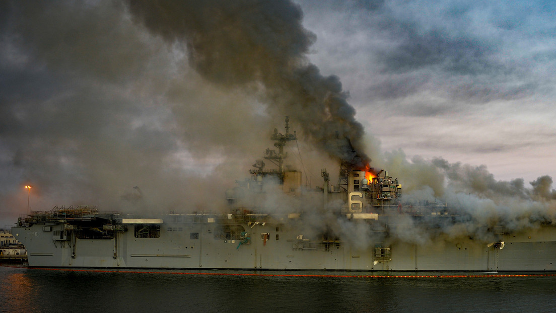 Marina de EE.UU. considera inviable la reparación del buque de asalto anfibio que ardió por cuatro días y ordena desmantelarlo