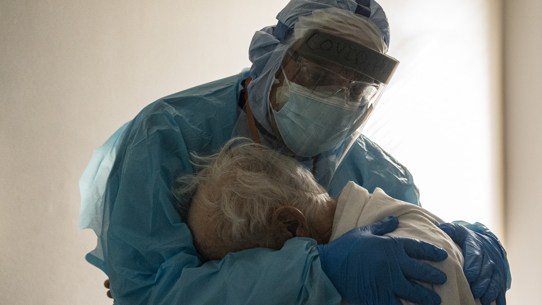 La conmovedora foto de un médico abrazando a un paciente con covid-19 entre lágrimas en Acción de Gracias
