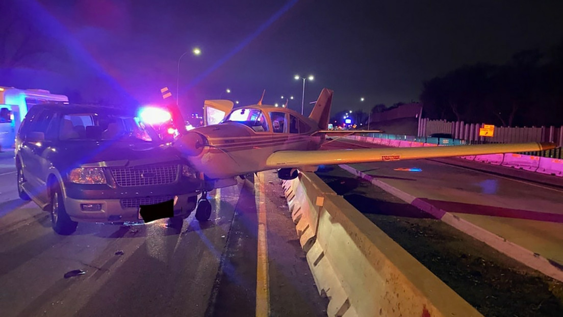 Un avión monomotor aterriza de emergencia en una autopista en EE.UU. y choca con un automóvil (FOTOS, VIDEOS)