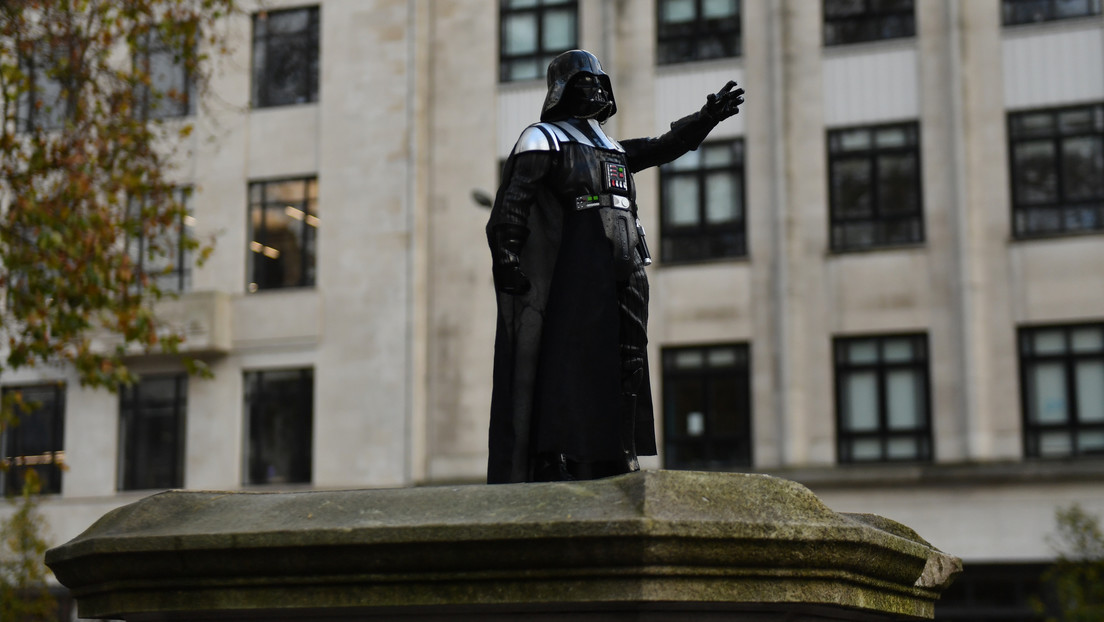 Aparece una estatua de Darth Vader en el lugar del monumento al esclavista Edward Colston en Bristol