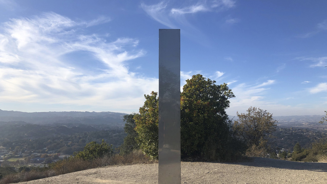 VIDEO: Derriban el misterioso monolito de California al grito de "Cristo es el rey" y lo reemplazan por una cruz de madera