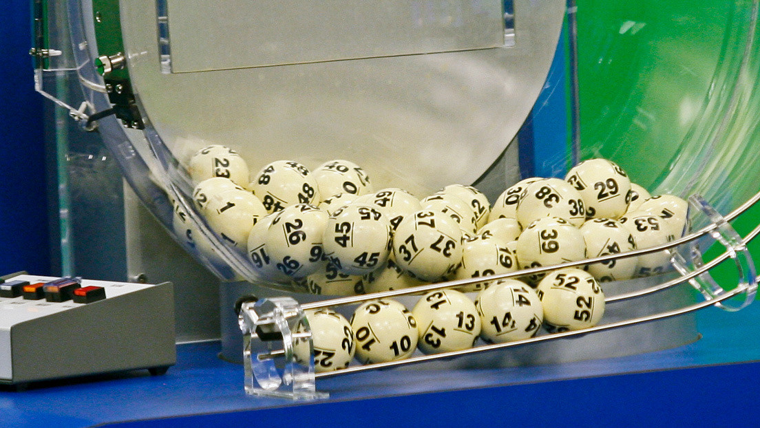 20 personas se convierten en "multimillonarias" tras apostar a la combinación 5, 6, 7, 8, 9 y 10 en una lotería de Sudáfrica (VIDEO)