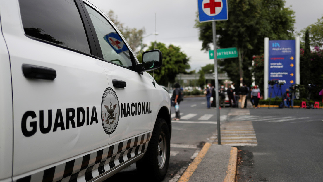 Momento en el que una camioneta de la Guardia Nacional de México atropella y le pasa dos veces por encima a una mujer de la tercera edad