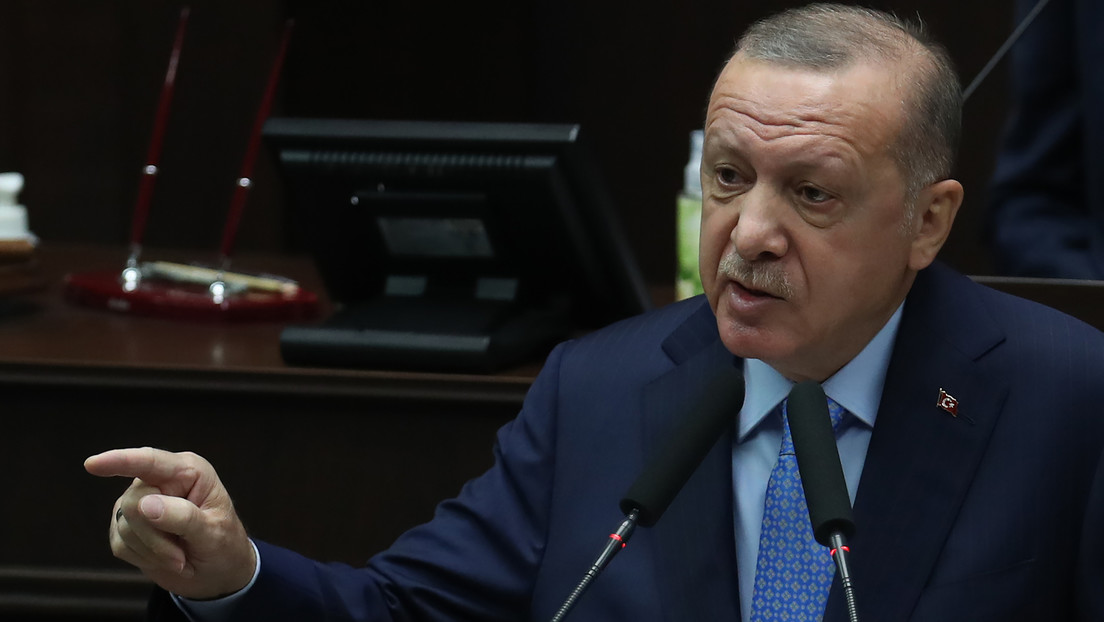 Erdogan afirma que Macron es una "carga" de la que Francia debería deshacerse, y el presidente francés responde