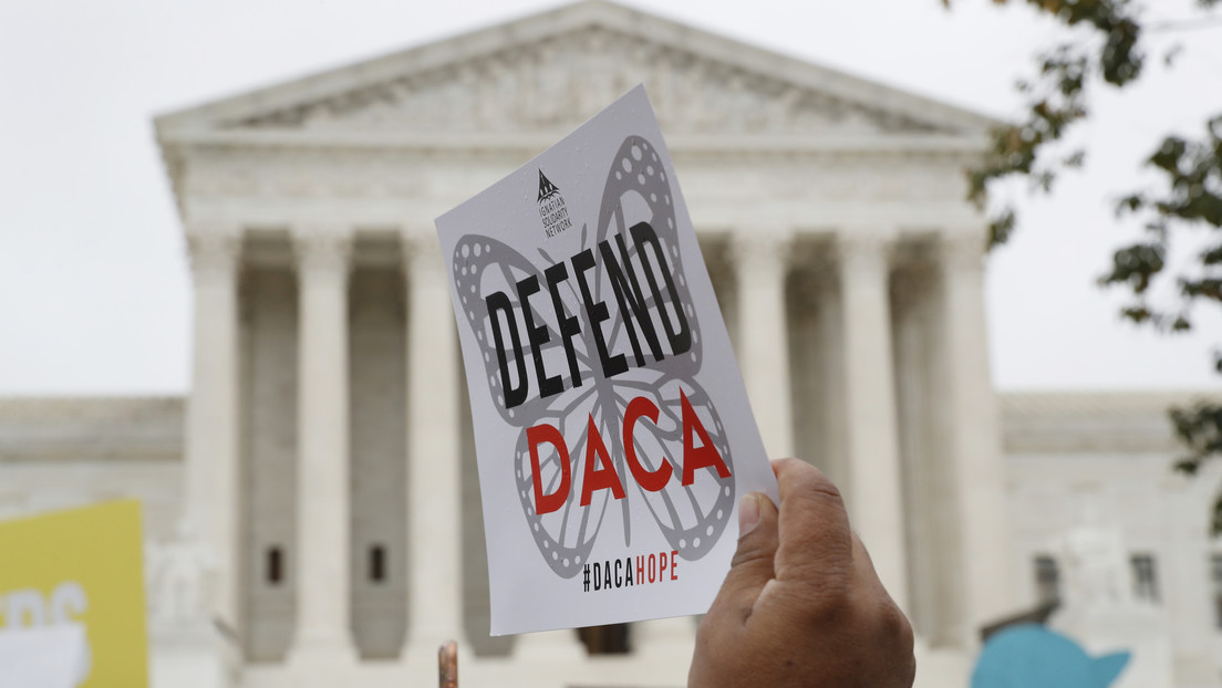 Un juez ordena restaurar el programa DACA, que protege de la deportación a personas que entraron ilegalmente a EE.UU. siendo niños