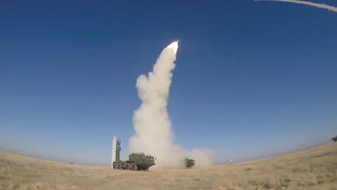 VIDEO: El sistema antiaéreo S-400 localiza y destruye un 'misil táctico operacional' durante unos ejercicios al sur de Rusia