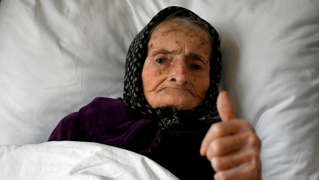 FOTO: Una mujer de 99 años supera el coronavirus y asegura "sentirse muy bien"