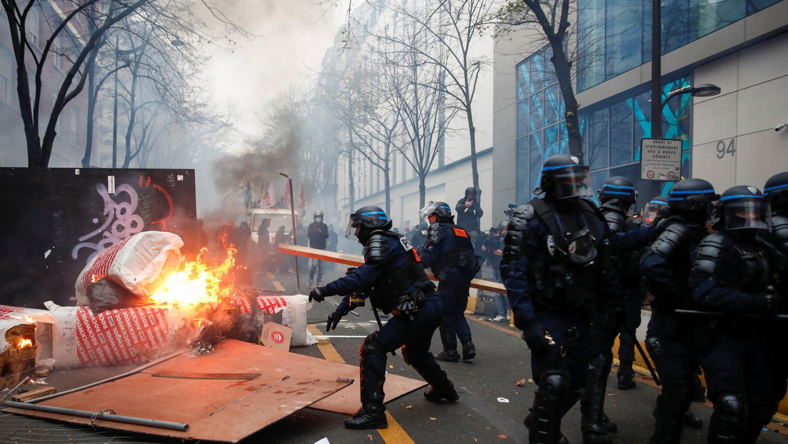 Gases lacrimógenos, coches en llamas y detenciones en Francia por la revisión de la ley de seguridad