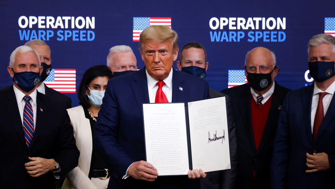 Trump firma una orden que otorga acceso prioritario a los estadounidenses a vacunas contra el covid-19