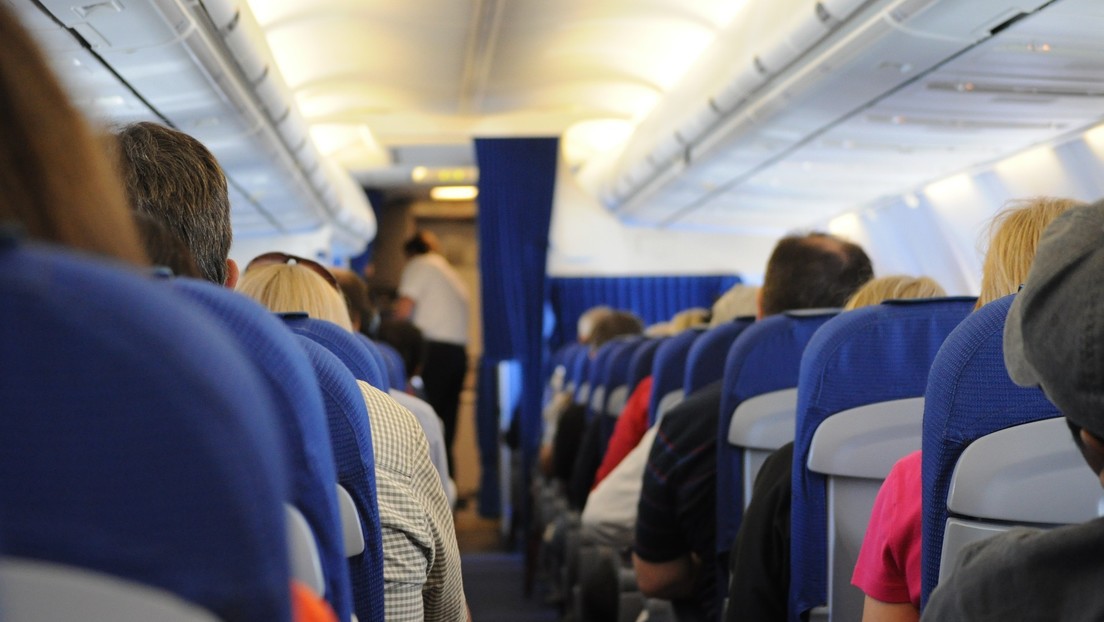 VIDEO: Una pasajera de avión le pega a otra chicle en el cabello y se lo moja en café por obstruir la pantalla de su asiento