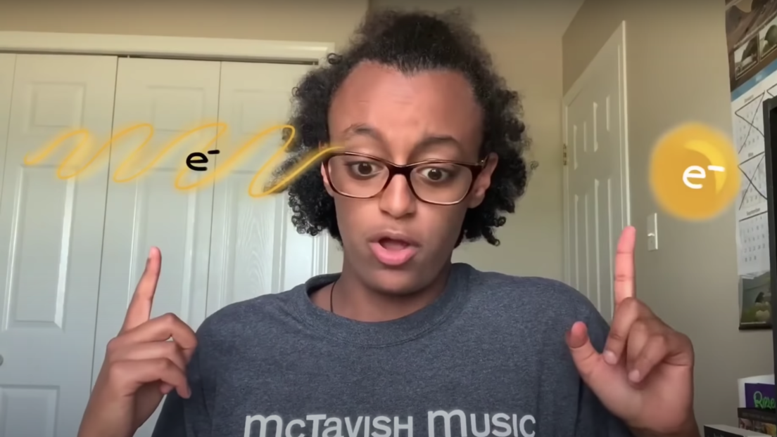 Una adolescente de 17 años gana un premio mundial por explicar la mecánica cuántica en un video de tres minutos