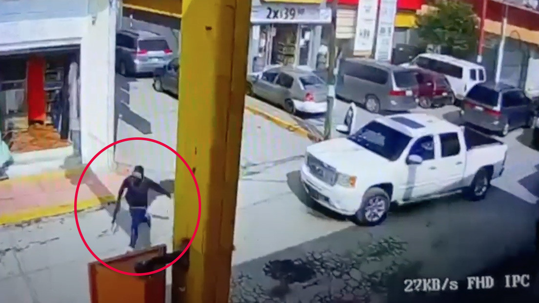 VIDEO: Momento exacto en que una banda tirotea a plena luz del día una camioneta matando a un hombre en México