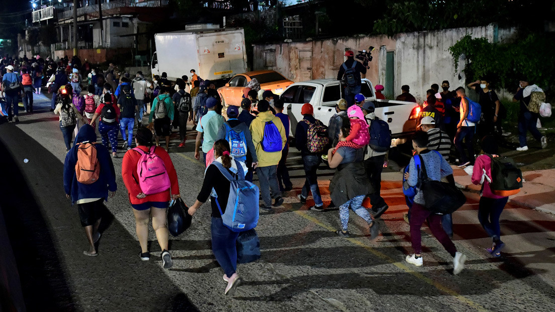 Cientos de hondureños parten en caravana hacia EE.UU. tras la devastación provocada por los huracanes Eta e Iota