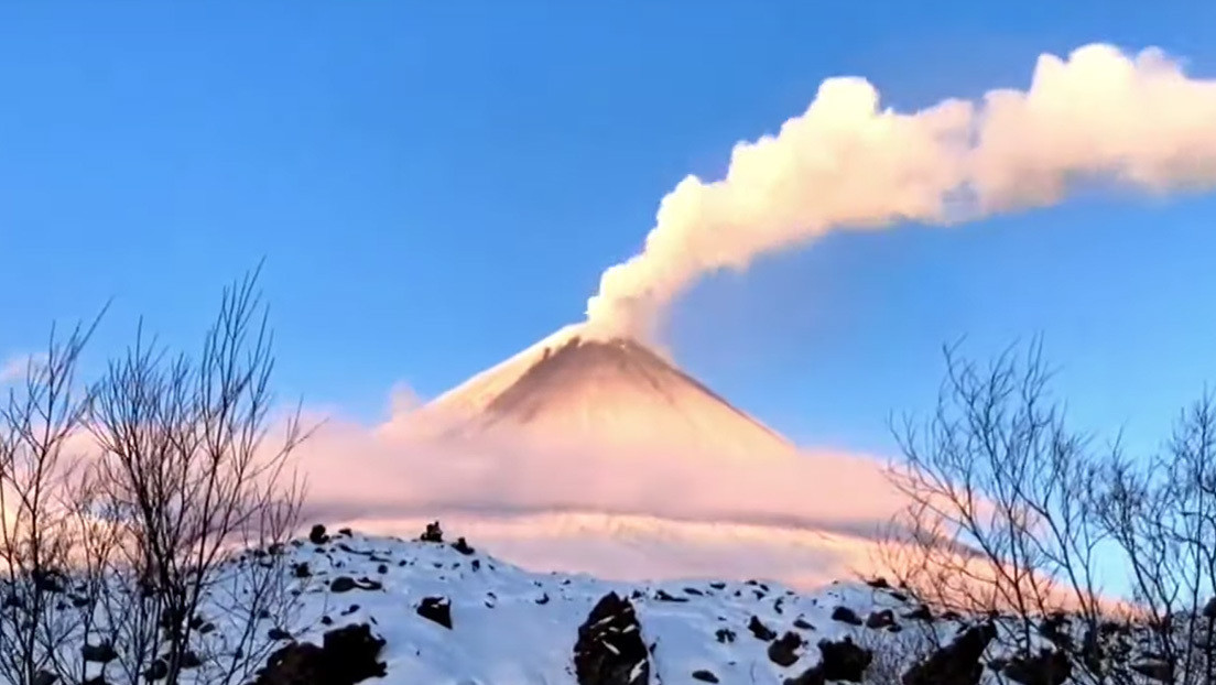 Erupciona el volcán activo más alto de Eurasia en la remota península rusa de Kamchatka