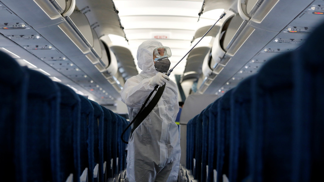 China aconseja a la tripulación de cabina de sus aerolíneas usar pañales para reducir la posibilidad de contagios de covid-19