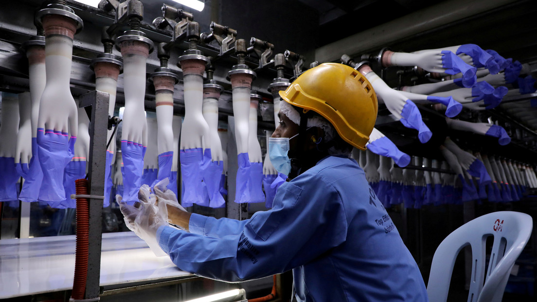 El mayor fabricante mundial de guantes de goma registra beneficios récord en medio de la pandemia