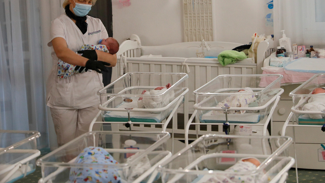 Una enfermera deja caer a un bebé recién nacido por atender su celular