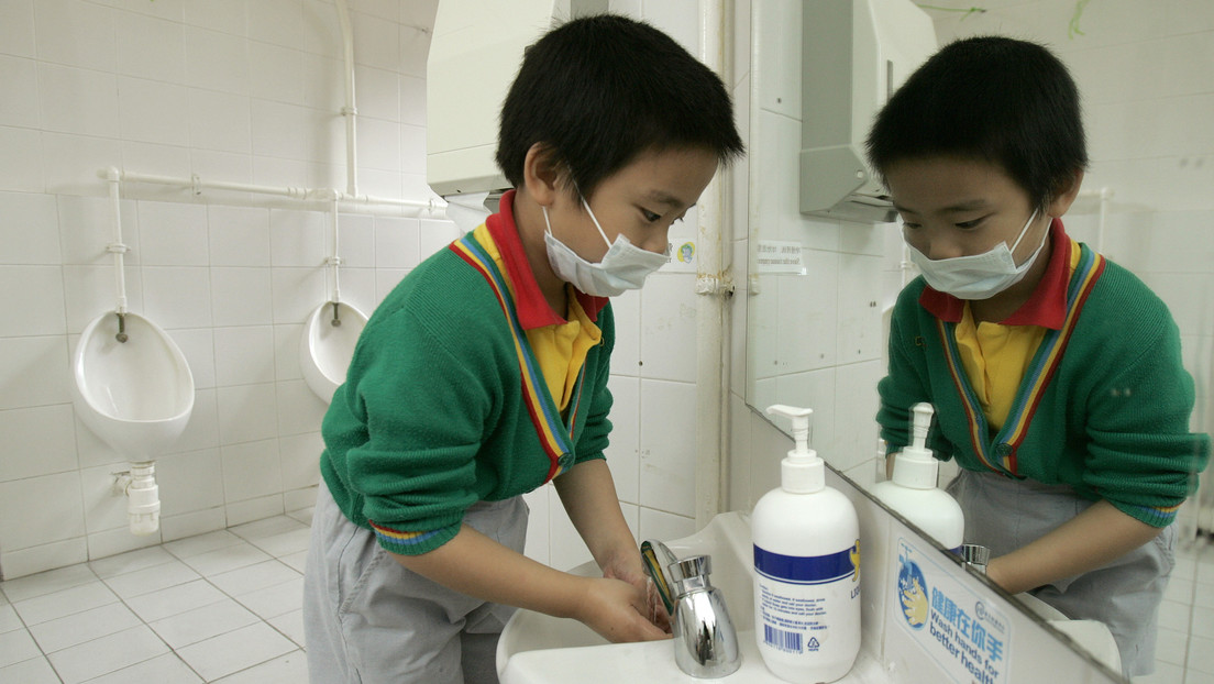 VIDEO: Un entrenador chino obliga a niños a lavarse la cara con agua del inodoro por no limpiar bien el baño