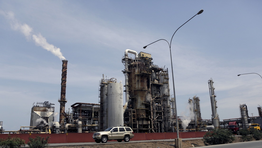 Autoridades venezolanas detienen a dos ciudadanos que pretendían atentar contra una refinería "con el aval de Iván Duque"