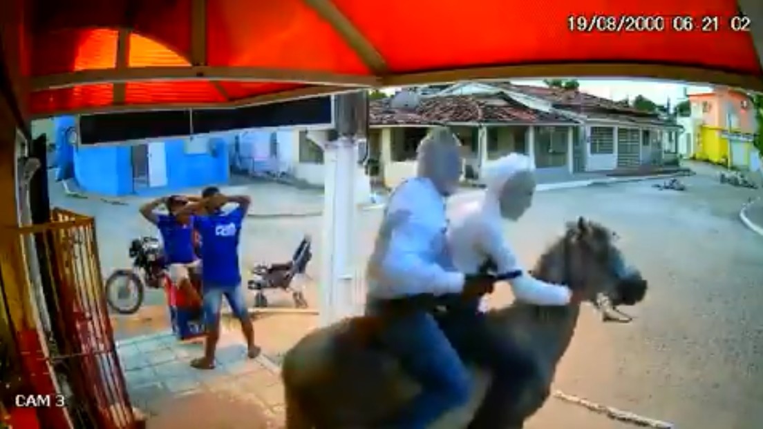 VIDEO: 'Ninjas' a caballo asaltan un negocio en Brasil