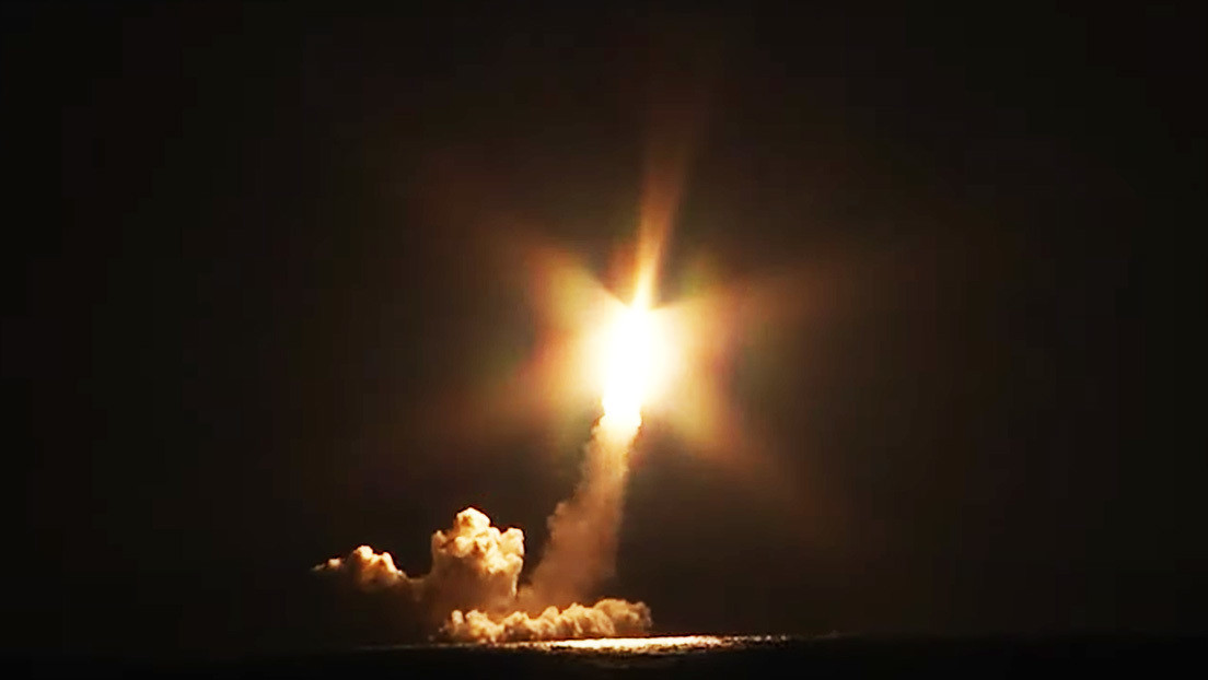 VIDEO: Lanzamiento simultáneo de cuatro misiles intercontinentales Bulavá desde un submarino nuclear ruso