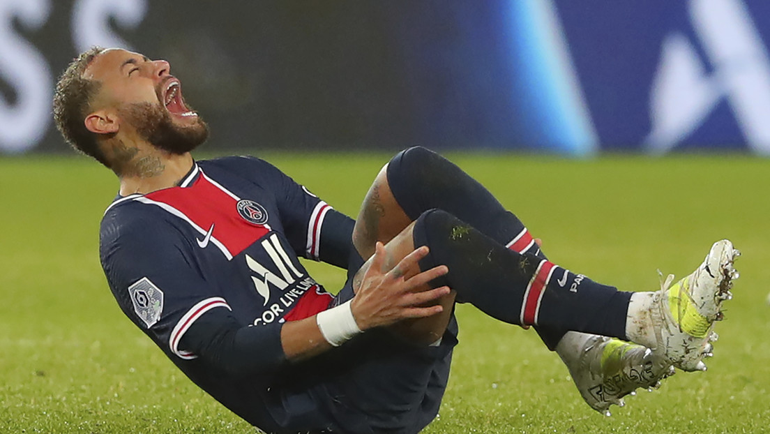 Neymar abandona la cancha en camilla y llorando tras sufrir una lesión en el partido entre el PSG y Lyon