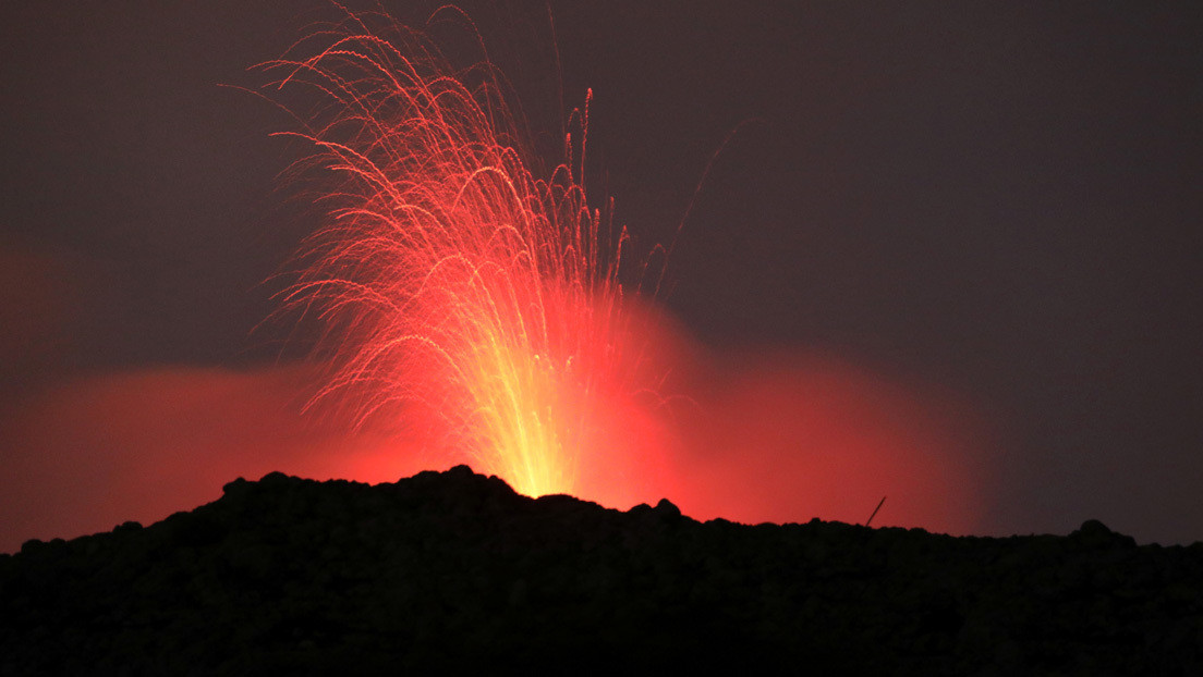 VIDEO: El volcán Etna arroja chorros de lava ardiente y nubes de ceniza sobre el Mediterráneo