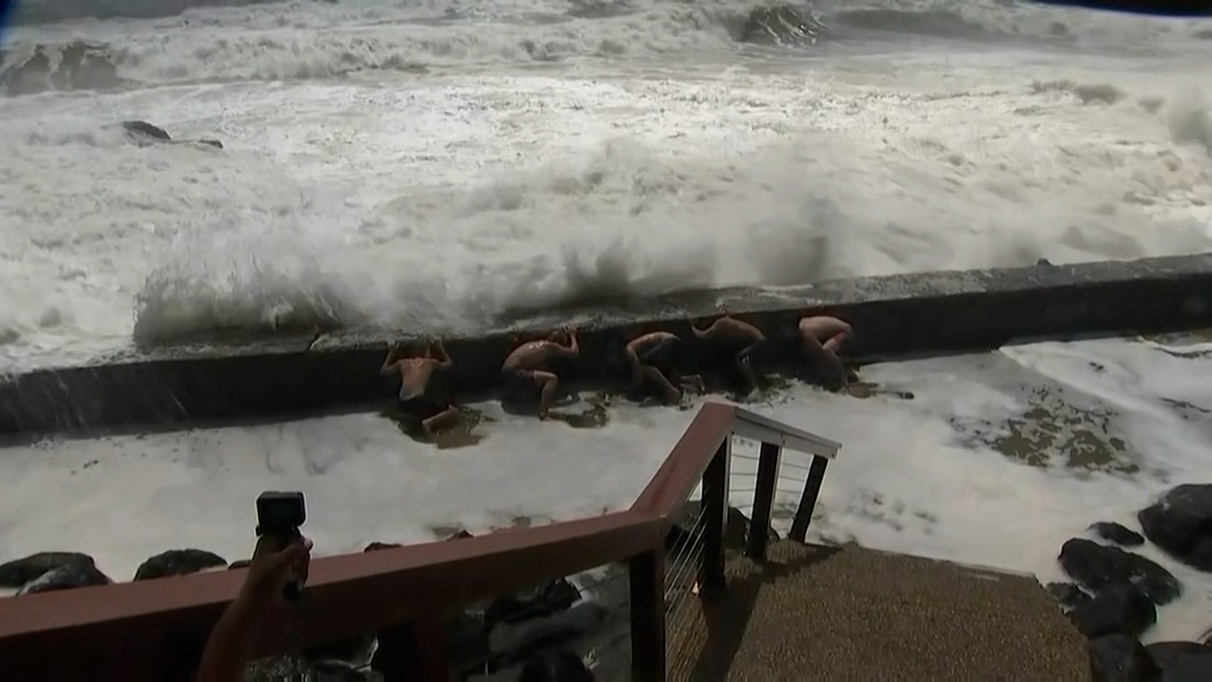 VIDEO: Niños y jóvenes se divierten con el oleaje en medio de un temporal en Australia